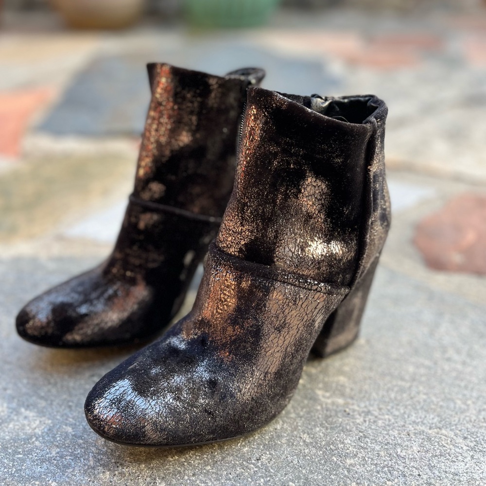 Like NEW Charles David Booties